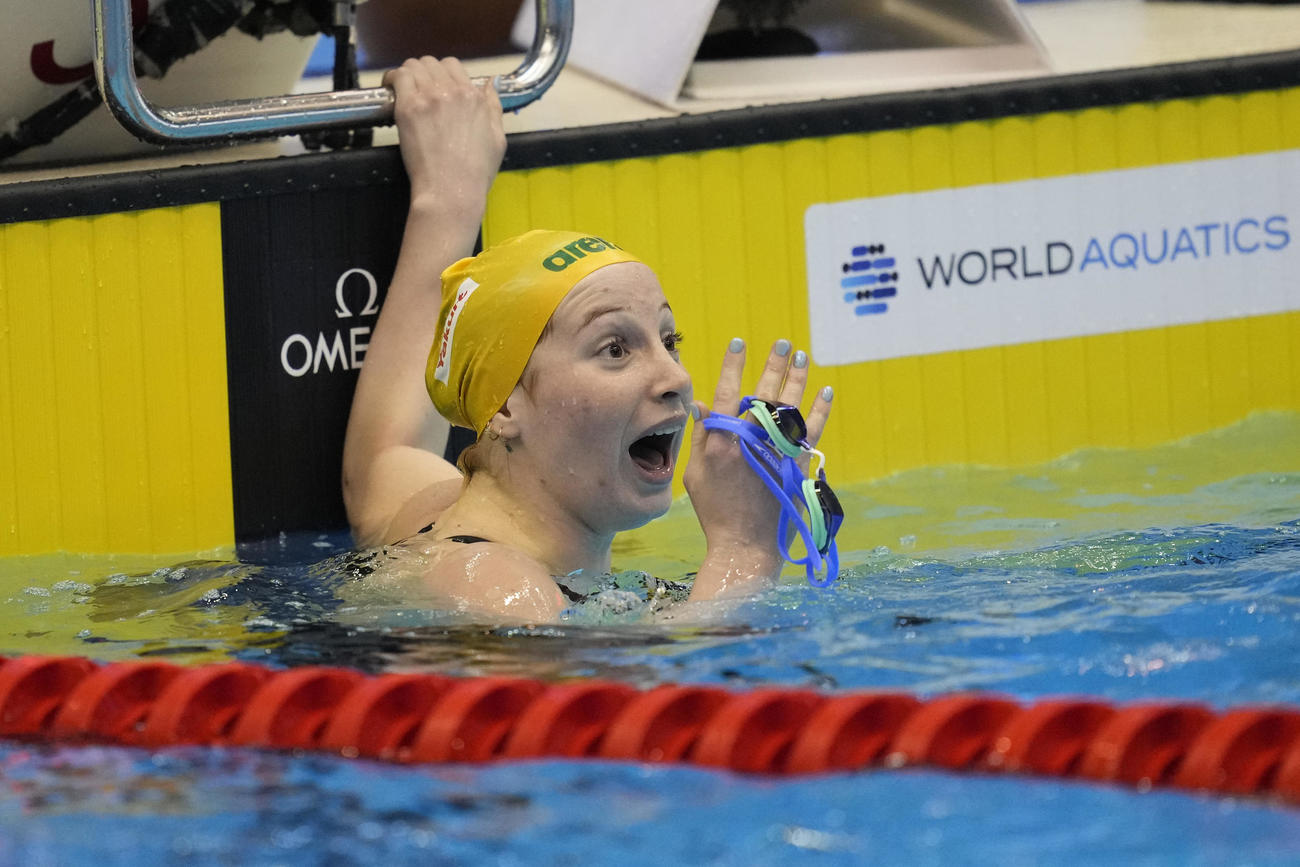 世界新記録で女子200メートル自由形決勝を制し、驚いた表情のオキャラハン（AP）