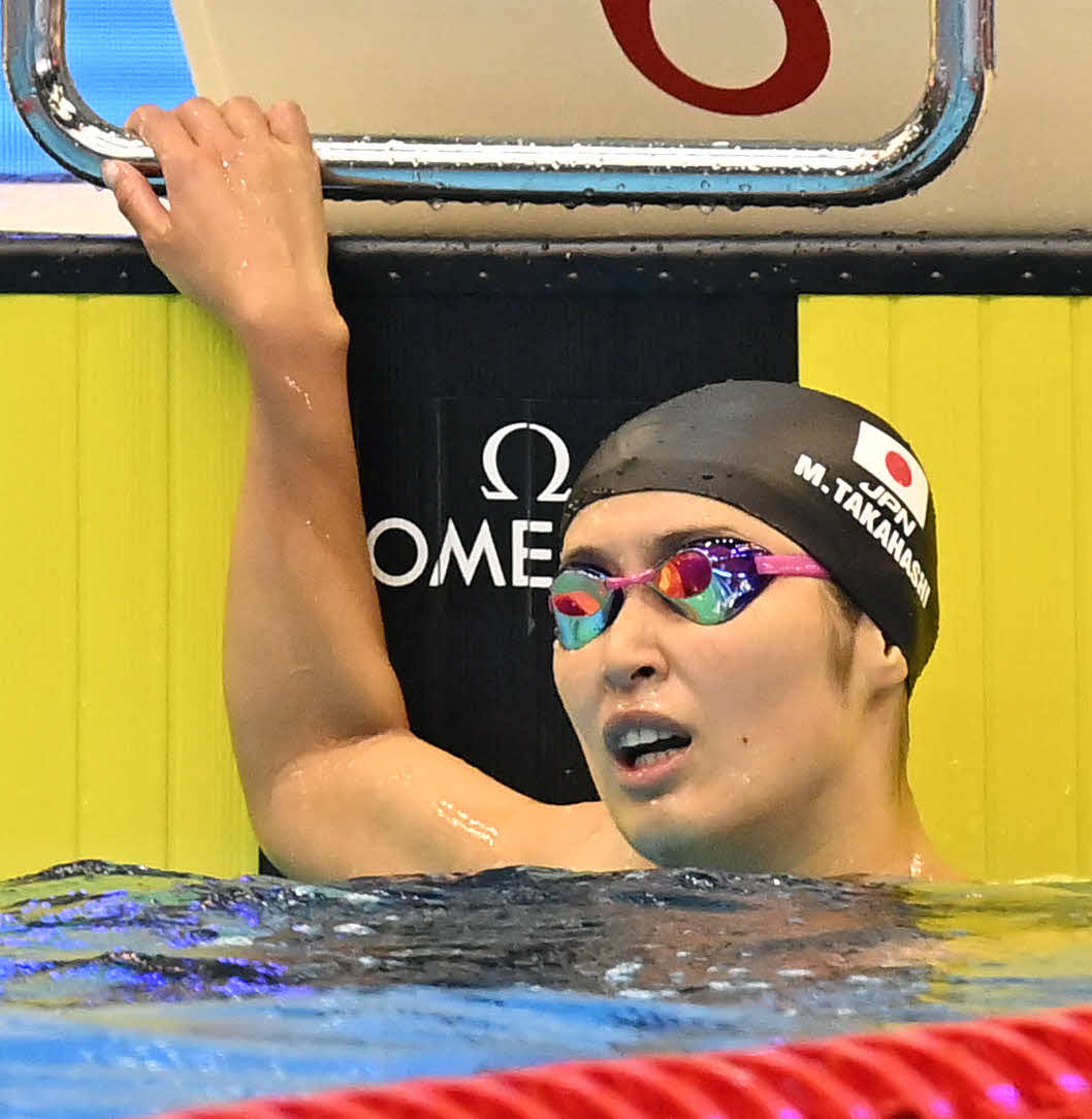 世界水泳2023福岡大会第13日　女子50メートル背泳ぎ準決勝、タイムを確認し、厳しい表情を見せる高橋美紀（撮影・岩下翔太）
