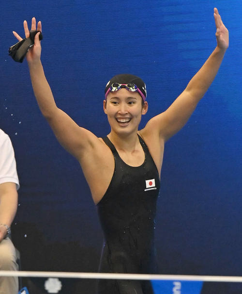 世界水泳2023福岡大会第13日　女子50メートル背泳ぎ予選、予選通過を決め、笑顔で手を振る高橋美紀（撮影・岩下翔太）
