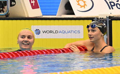 女子200メートル自由形決勝、アリアン・ティットマス（左）は、サマー・マッキントッシュと笑顔で言葉を交わす（撮影・岩下翔太）
