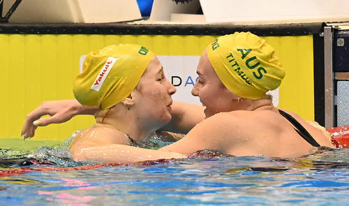 世界水泳2023福岡大会第13日　女子200メートル自由形決勝、世界新記録で優勝したモリー・オキャラハン（左）は、涙ぐみながらアリアン・ティットマスと抱き合う（撮影・岩下翔太）
