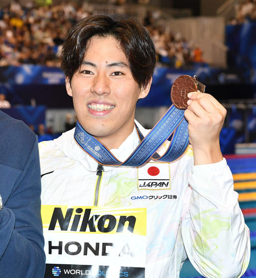 男子200メートルバタフライで3位となり銅メダルを掲げる本多（撮影・岩下翔太）