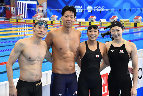 混合400メートルメドレーリレー決勝を終えて記念撮影する、左から入江陵介、渡辺一平、相馬あい、池江璃花子（撮影・岩下翔太）