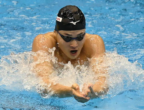 世界水泳2023福岡大会第13日　男子200メートル個人メドレー予選、平泳ぎで力泳する小方颯（撮影・岩下翔太）