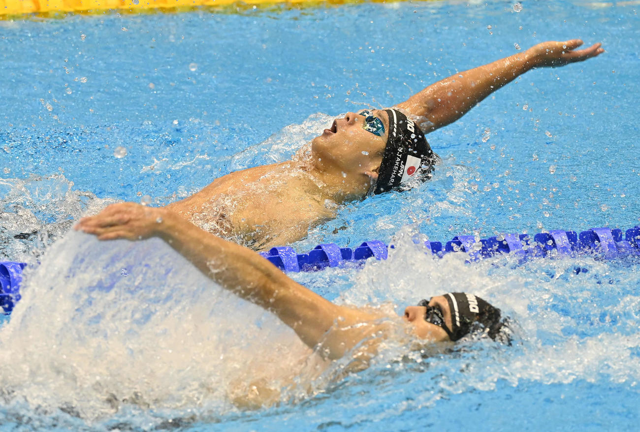 世界水泳2023福岡大会第14日　男子200メートル背泳ぎ予選で競り合う竹原秀一（奥）と栁川大樹（撮影・岩下翔太）