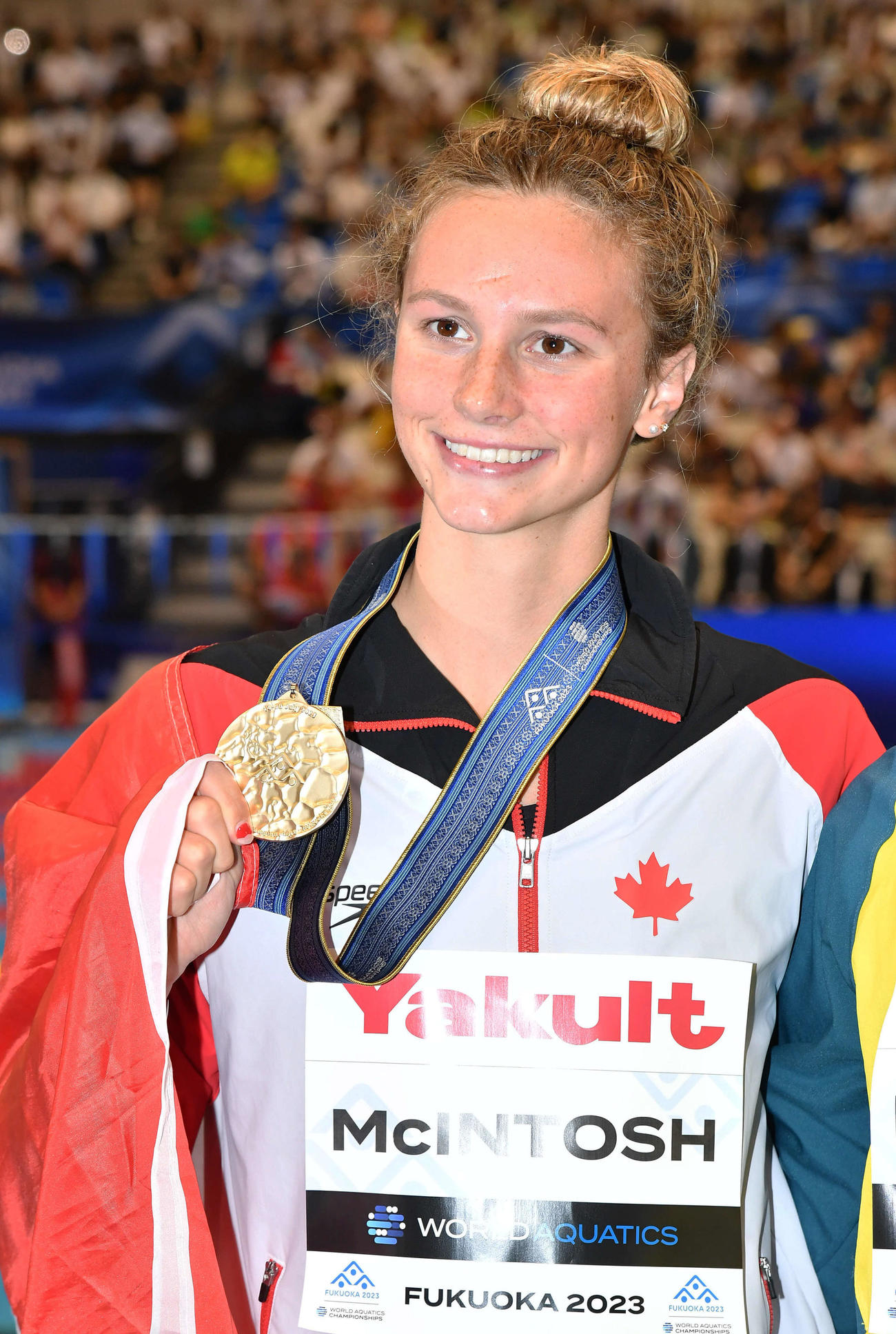 世界水泳2023福岡大会第14日　女子200メートルバタフライで優勝し、笑顔で金メダルを掲げるサマー・マッキントッシュ（撮影・岩下翔太）