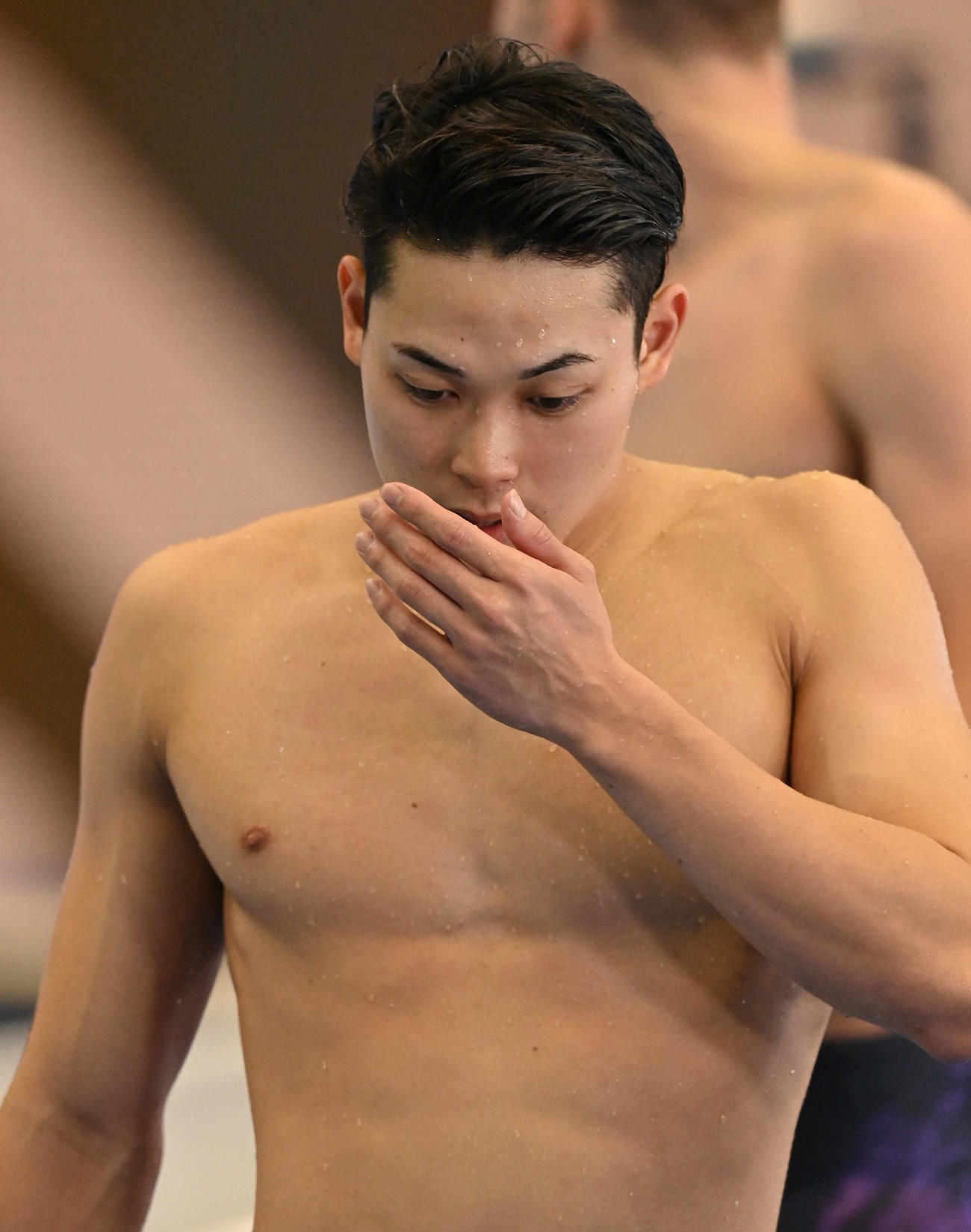 世界水泳2023福岡大会第14日　男子200メートル個人メドレー決勝、競技を終えて顔の水をぬぐいながら引き揚げる小方颯（撮影・岩下翔太）