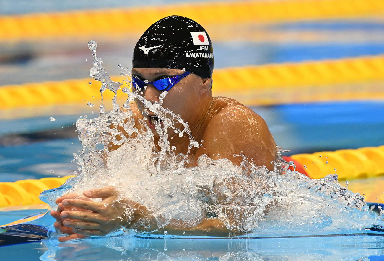 世界水泳2023福岡大会第14日　男子200メートル平泳ぎ準決勝で力泳する渡辺一平（撮影・岩下翔太）