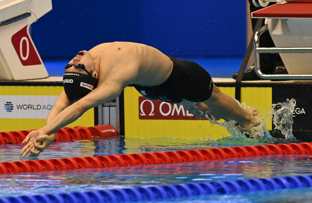 世界水泳2023福岡大会第14日　男子200メートル背泳ぎ準決勝、スタートをきる柳川大樹（撮影・岩下翔太）