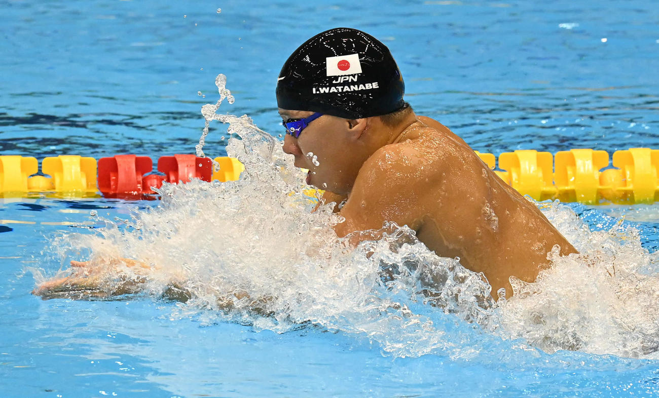 世界水泳2023福岡大会第14日　男子200メートル平泳ぎ予選で力泳する渡辺一平（撮影・岩下翔太）