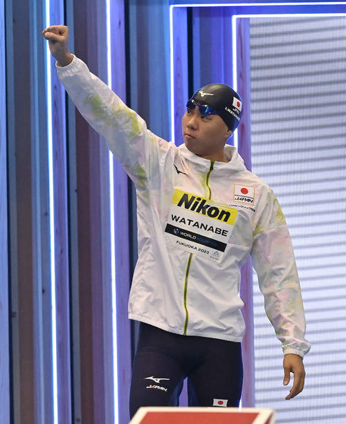 世界水泳2023福岡大会第14日　男子200メートル平泳ぎ準決勝、スタンドに拳を握りしめながら入場する渡辺一平（撮影・岩下翔太）