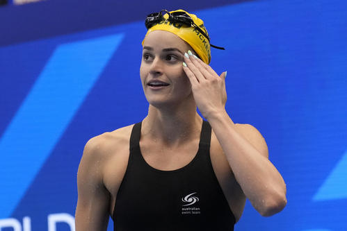 女子50メートル背泳ぎ決勝でオーストラリアのケーリー・マキオンが優勝（AP）