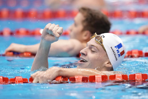 男子200メートル個人メドレー決勝で優勝し、喜ぶフランスのマルシャン（AP）