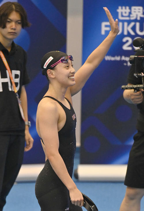 世界水泳2023福岡大会第14日　女子200メートル平泳ぎ予選、競技を終えてスタンドの日本選手団に笑顔で手を振る今井月（撮影・岩下翔太）