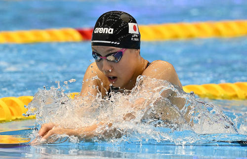 世界水泳2023福岡大会第14日　女子200メートル平泳ぎ準決勝で力泳する今井月（撮影・岩下翔太）