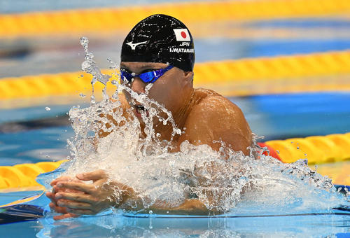 世界水泳2023福岡大会第14日　男子200メートル平泳ぎ準決勝で力泳する渡辺一平（撮影・岩下翔太）