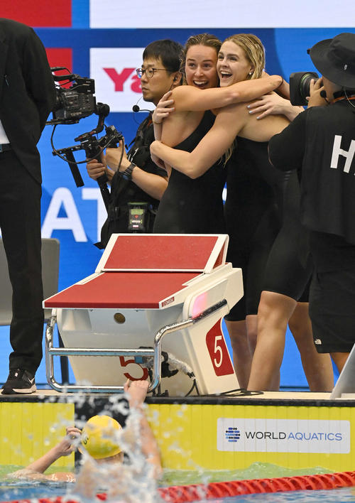 世界水泳2023福岡大会第14日　女子4×200メートルリレー決勝、世界新記録で優勝し、抱き合って喜ぶオーストラリアチーム（撮影・岩下翔太）