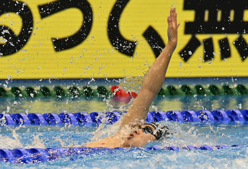 世界水泳2023福岡大会第14日　男子200メートル背泳ぎ準決勝で力泳する柳川大樹（撮影・岩下翔太）