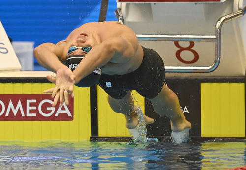 世界水泳2023福岡大会第14日　男子200メートル背泳ぎ準決勝、スタートをきる竹原秀一（撮影・岩下翔太）