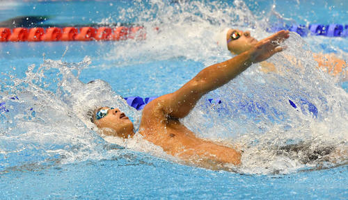 世界水泳2023福岡大会第14日　男子200メートル背泳ぎ準決勝で力泳する竹原秀一（撮影・岩下翔太）