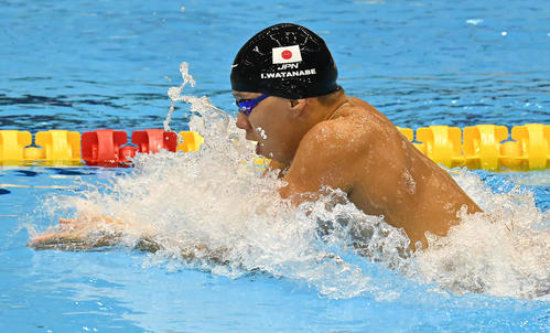 世界水泳2023福岡大会第14日　男子200メートル平泳ぎ予選で力泳する渡辺一平（撮影・岩下翔太）