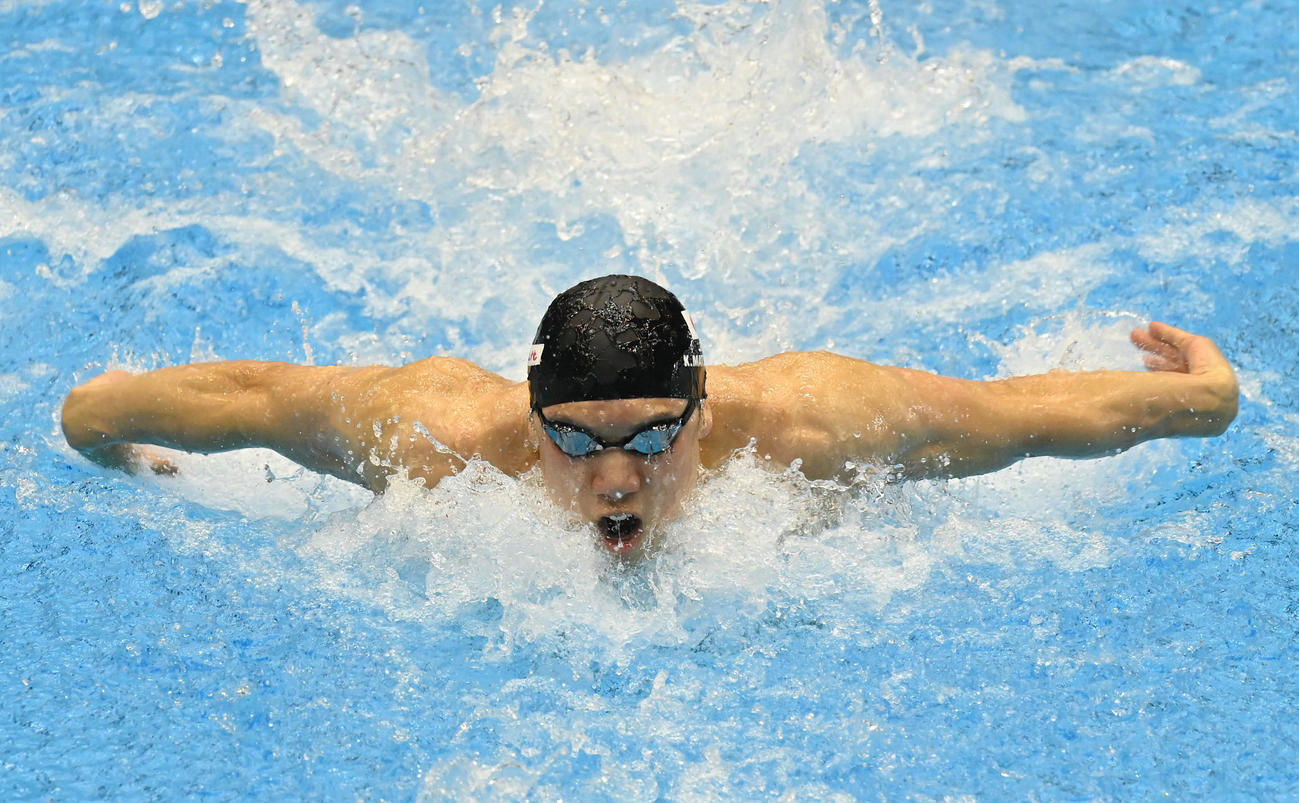 世界水泳2023福岡大会第15日　男子100メートルバタフライ予選で力泳する松元克央（撮影・岩下翔太）