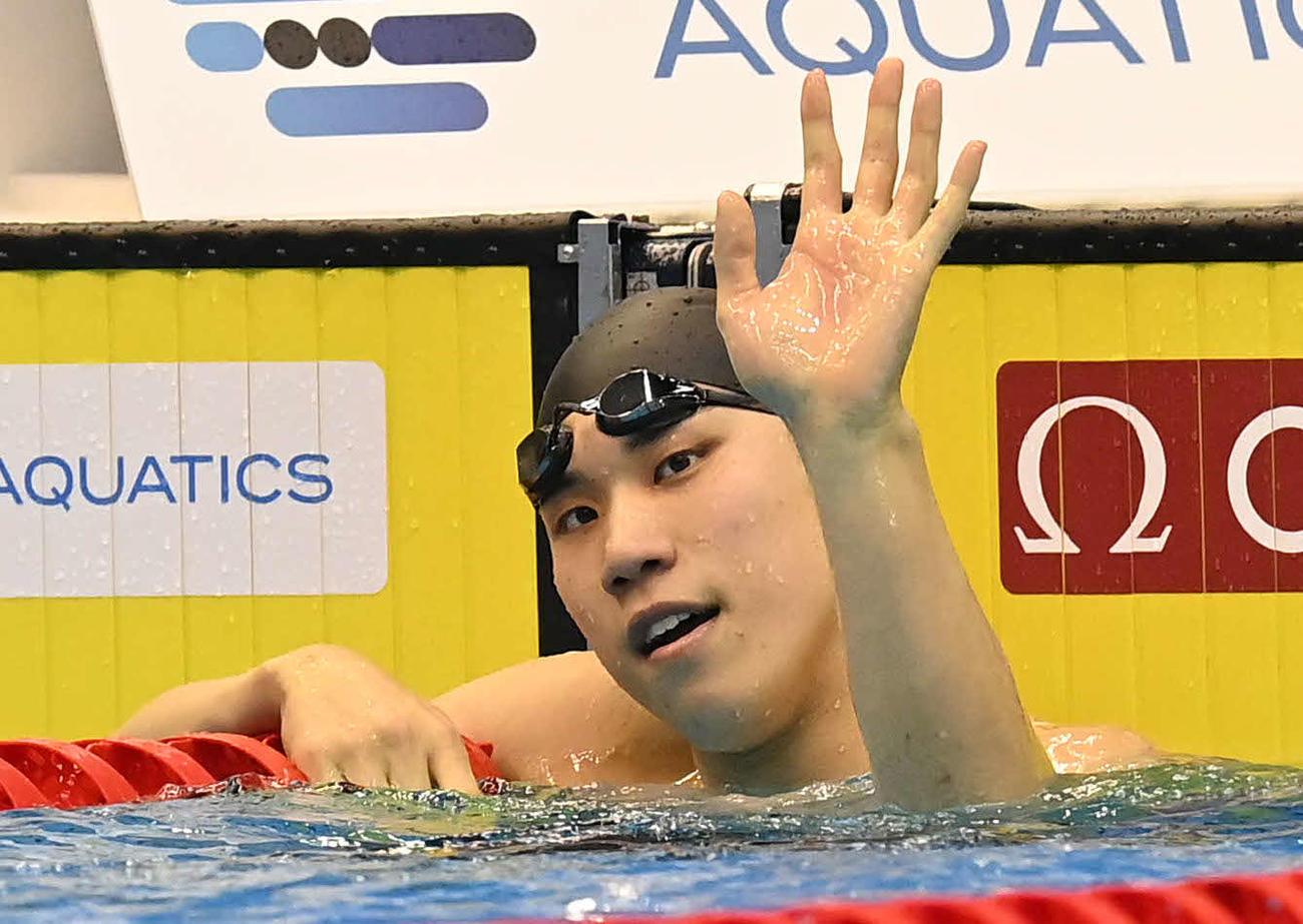 世界水泳2023福岡大会第15日　男子100メートルバタフライ準決勝、第1組で4着となり、観客の声援に応える松元克央（撮影・岩下翔太）