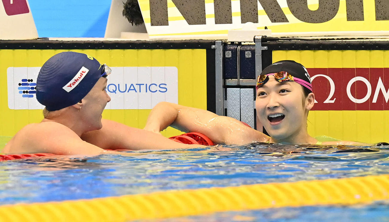 女子50メートルバタフライ準決勝、第2組で2着の池江（右）はサラ・ショーストロムと笑顔で話す（撮影・岩下翔太）
