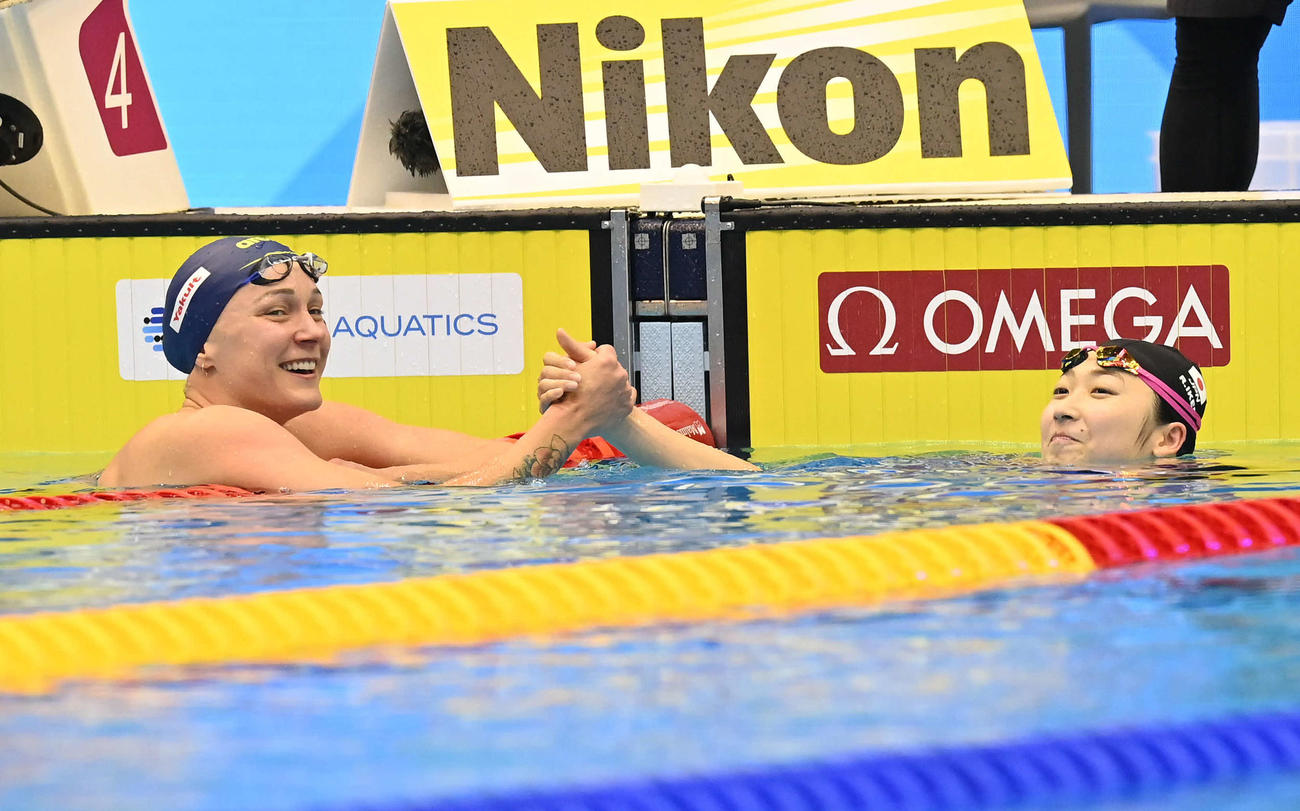 世界水泳2023福岡大会第15日　女子50メートルバタフライ準決勝、第2組で2着の池江璃花子（右）は、サラ・ショーストロムと笑顔で握手を交わす（撮影・岩下翔太）