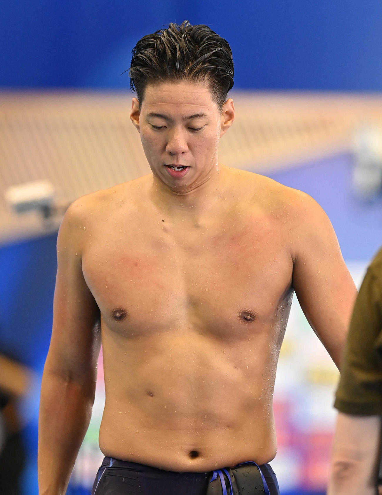 世界水泳2023福岡大会第15日　男子200メートル背泳ぎ決勝、6位となった渡辺一平は厳しい表情で引き揚げる（撮影・岩下翔太）