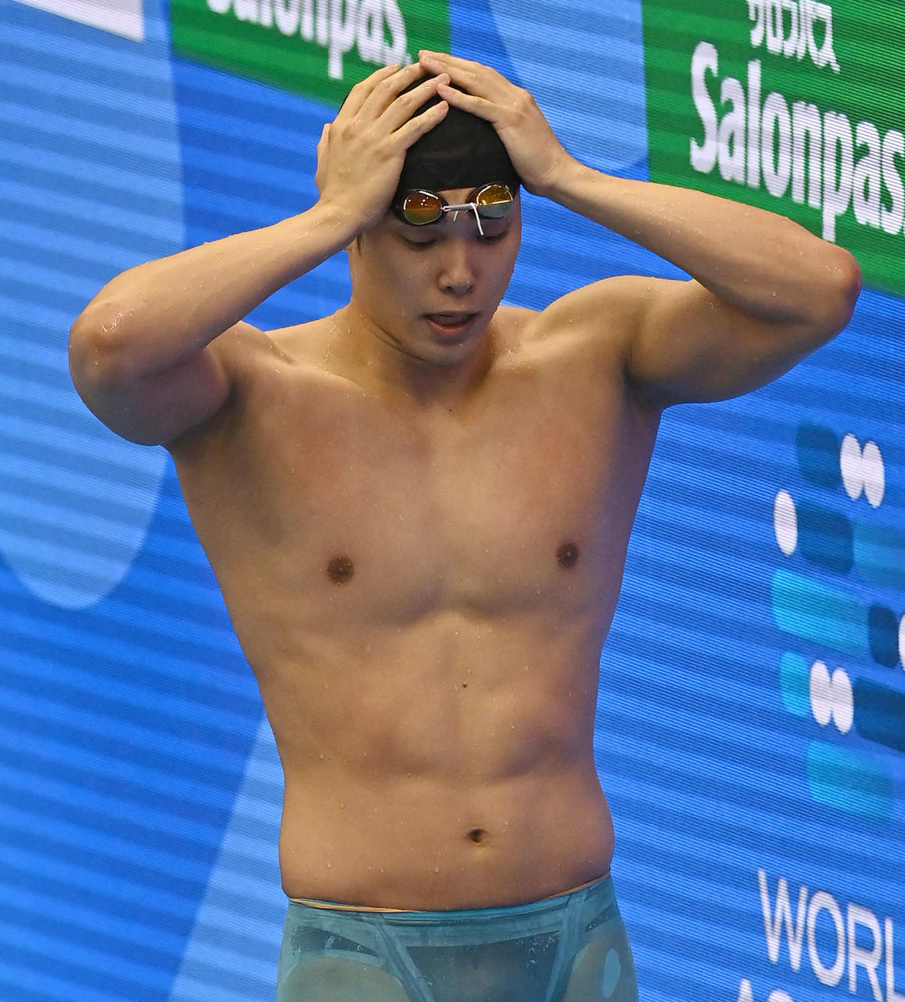 世界水泳2023福岡大会第15日　男子50メートル自由形予選、競技を終えて厳しい表情で引き揚げる中村克（撮影・岩下翔太）