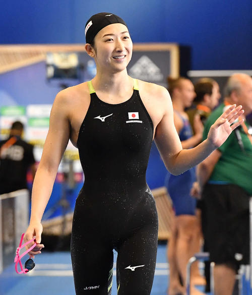 世界水泳2023福岡大会第15日　女子50メートルバタフライ準決勝、決勝進出を決め、観客に笑顔で手を振りながら引き揚げる池江璃花子（撮影・岩下翔太）