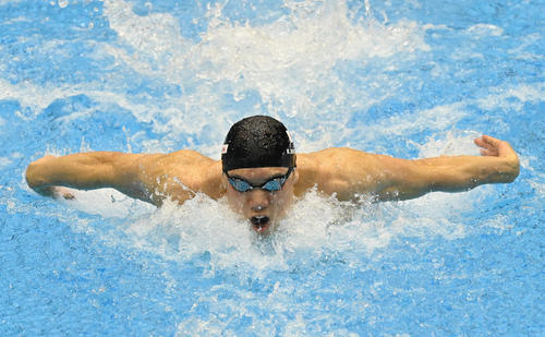 世界水泳2023福岡大会第15日　男子100メートルバタフライ予選で力泳する松元克央（撮影・岩下翔太）