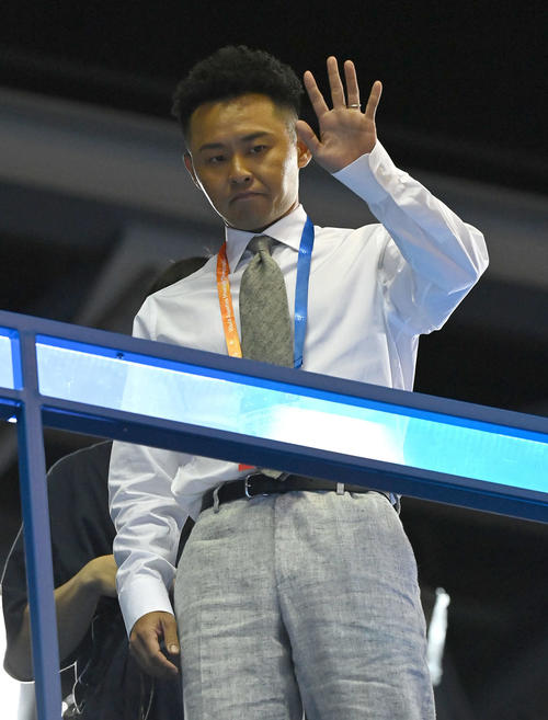 世界水泳2023福岡大会第15日　観客に手を振る北島康介さん（撮影・岩下翔太）
