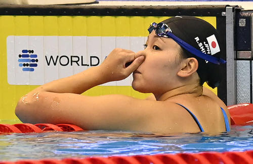 世界水泳2023福岡大会第15日　女子200メートル背泳ぎ準決勝、厳しい表情で電光掲示板を見つめる白井璃緒（撮影・岩下翔太）