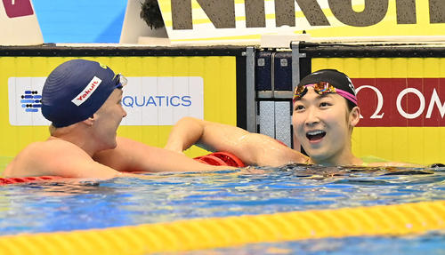 女子50メートルバタフライ準決勝、第2組で2着の池江（右）はサラ・ショーストロムと笑顔で話す（撮影・岩下翔太）