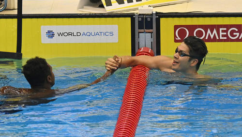 世界水泳2023福岡大会第15日　男子100メートルバタフライ予選、競技を終えてジョシュア・リエンド・エドワーズ（左）と握手を交わす水沼尚輝（撮影・岩下翔太）