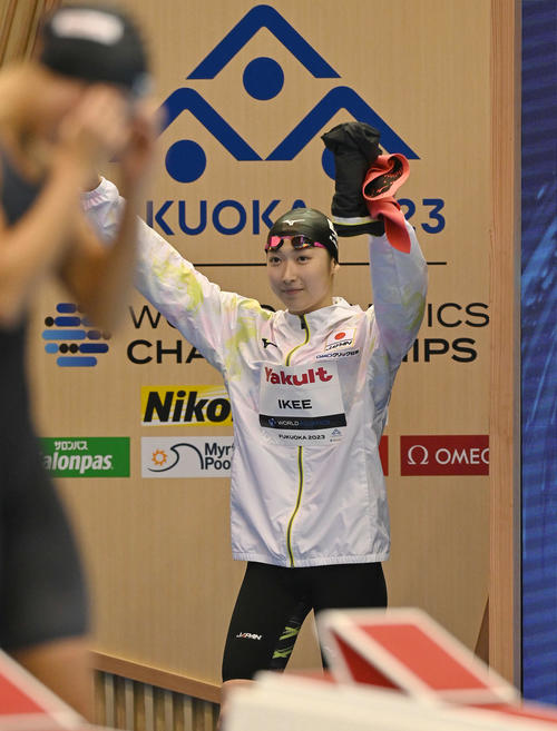 世界水泳2023福岡大会第15日　女子50メートルバタフライ準決勝、ガッツポーズしながら入場する池江璃花子（撮影・岩下翔太）