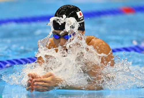 世界水泳2023福岡大会第15日　男子200メートル背泳ぎ決勝で力泳する渡辺一平（撮影・岩下翔太）