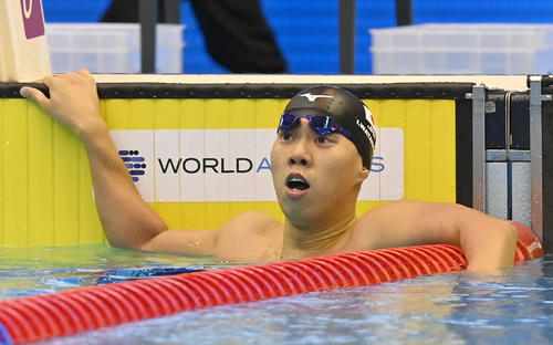 世界水泳2023福岡大会第15日　男子200メートル背泳ぎ決勝、厳しい表情で着順を見つめる渡辺一平（撮影・岩下翔太）