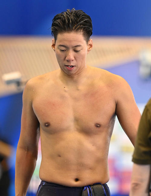 世界水泳2023福岡大会第15日　男子200メートル背泳ぎ決勝、6位となった渡辺一平は厳しい表情で引き揚げる（撮影・岩下翔太）