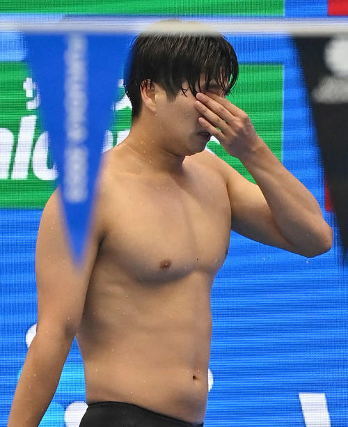 世界水泳2023福岡大会第15日　男子200メートル背泳ぎ決勝、8位となった柳川大樹は目頭を手でおさえながら引き揚げる（撮影・岩下翔太）