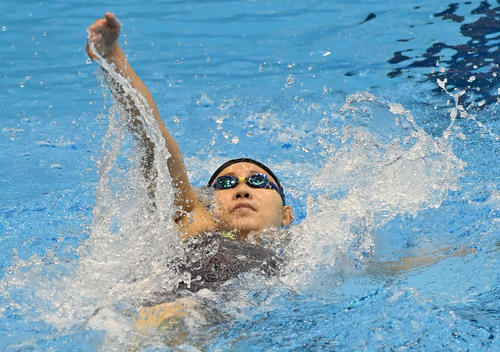 世界水泳2023福岡大会第15日　女子200メートル背泳ぎ予選で力泳する白井璃緒（撮影・岩下翔太）