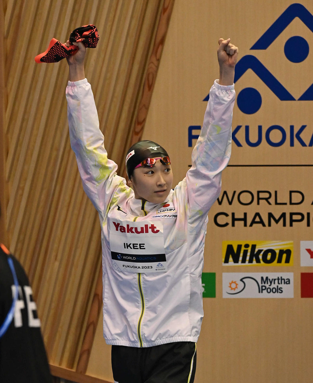 世界水泳2023福岡大会第16日　女子50メートルバタフライ決勝、ガッツポーズしながら入場する池江璃花子（撮影・岩下翔太）