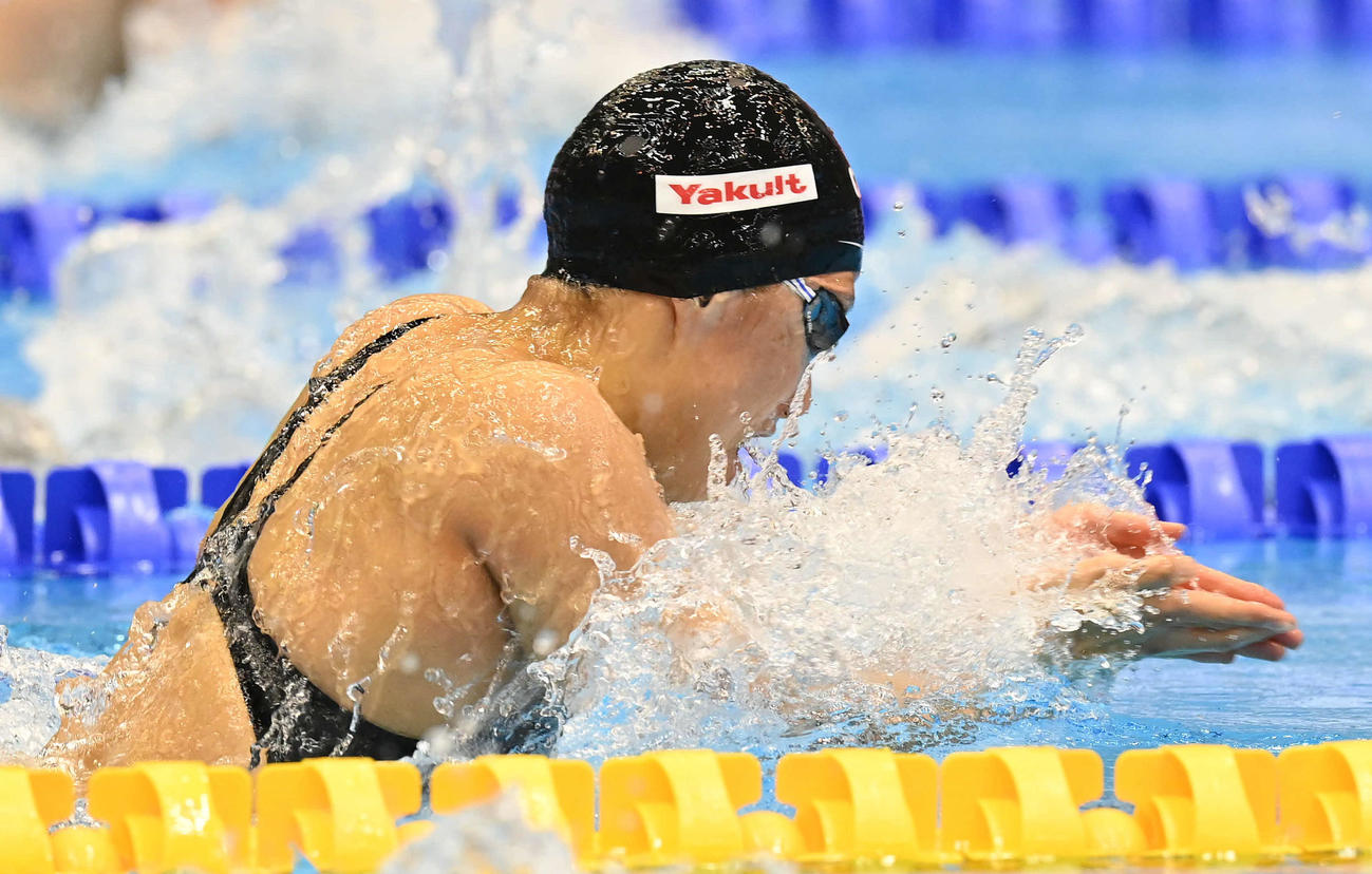 世界水泳2023福岡大会第16日　女子50メートル平泳ぎ準決勝で力泳する鈴木聡美（撮影・岩下翔太）