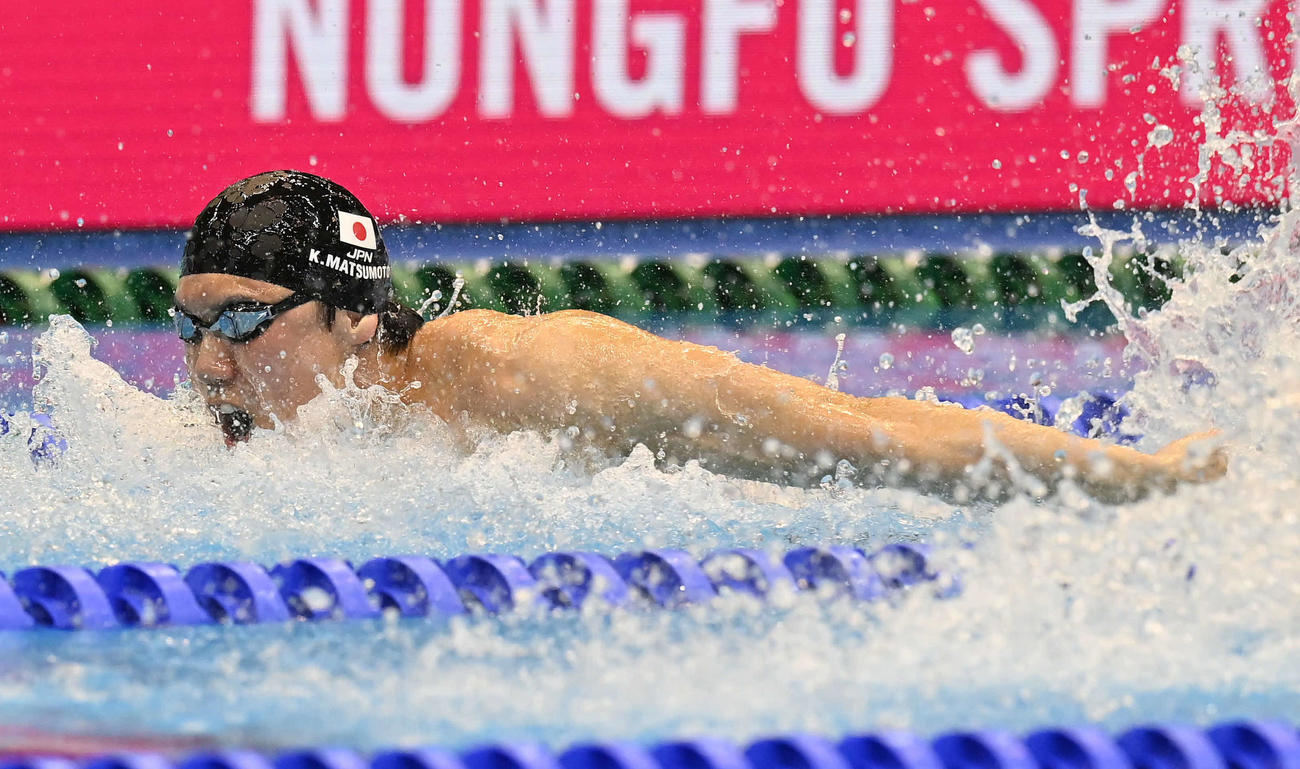 世界水泳2023福岡大会第16日　男子100メートルバタフライ決勝で力泳する松元克央（撮影・岩下翔太）