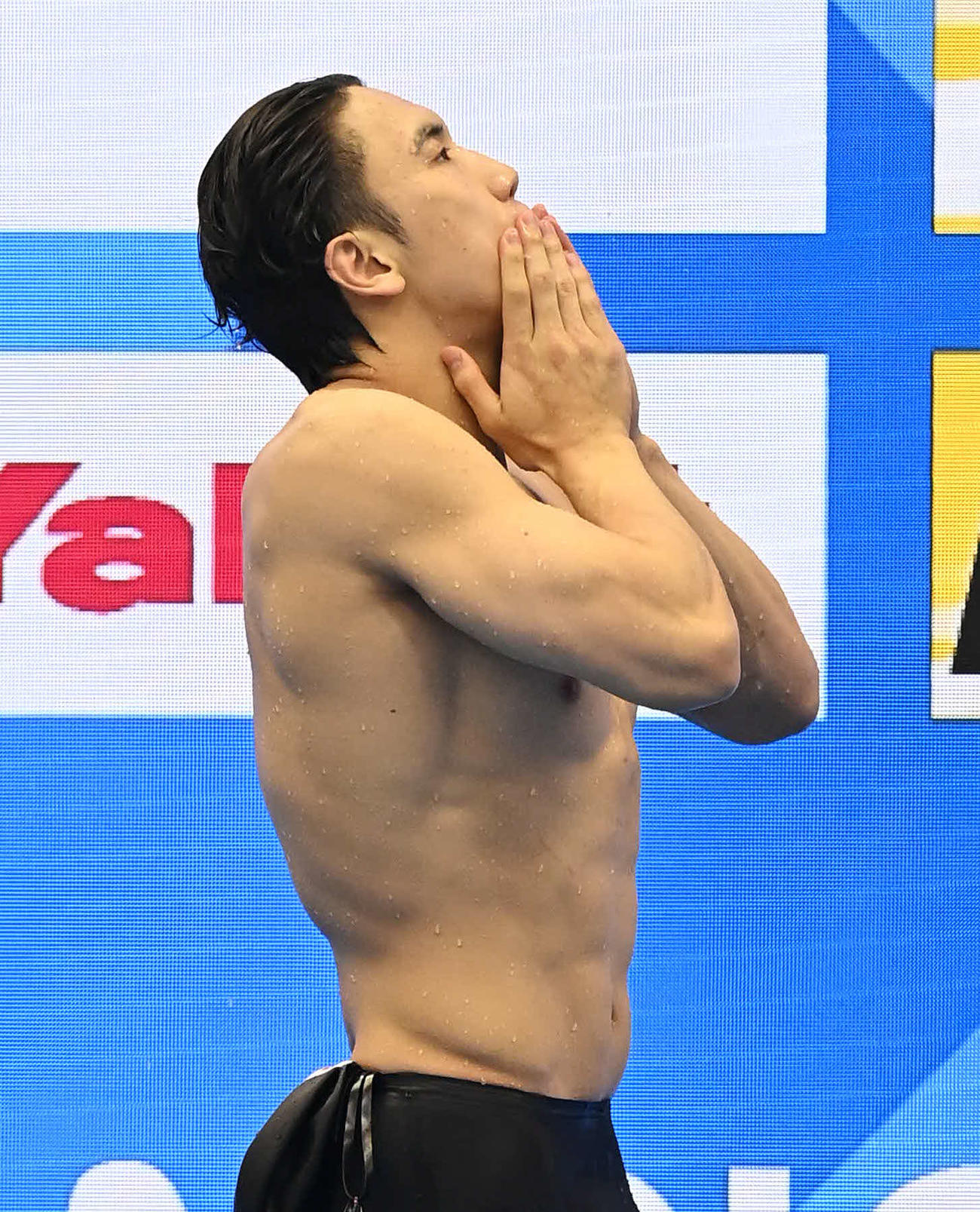 世界水泳2023福岡大会第16日　男子100メートルバタフライ決勝、6着となった松元克央は悔しそうな表情で引き揚げる（撮影・岩下翔太）