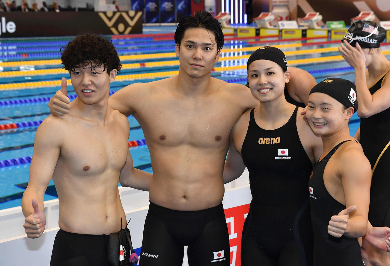 世界水泳2023福岡大会第16日　混合4×100メートルリレー決勝を終えて記念撮影する、左から五味智信、中村克、池本凪沙、神野ゆめ（撮影・岩下翔太）