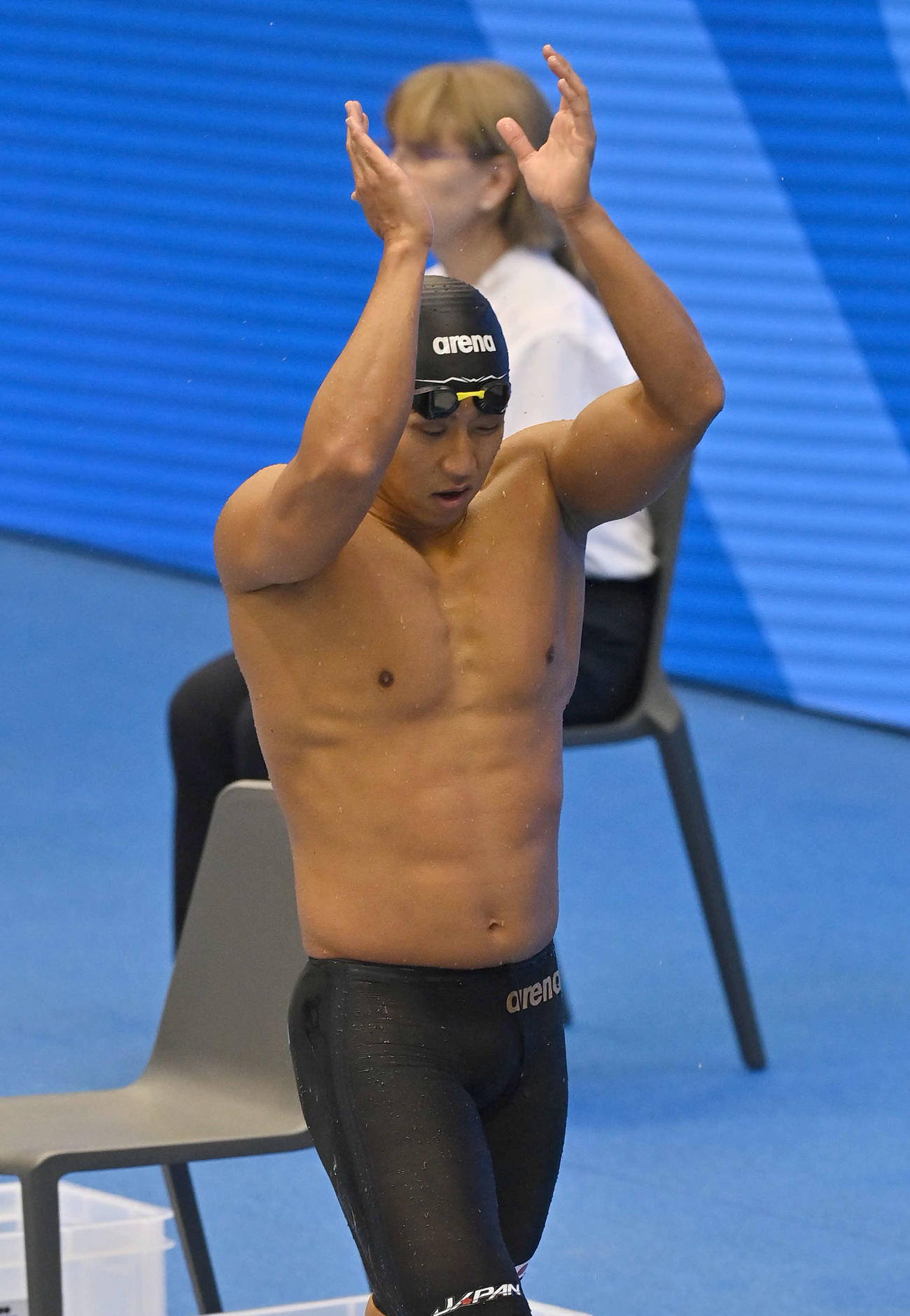 世界水泳2023福岡大会第16日　男子50メートル背泳ぎ予選、予選通過を確認し、手をたたく川本武史（撮影・岩下翔太）