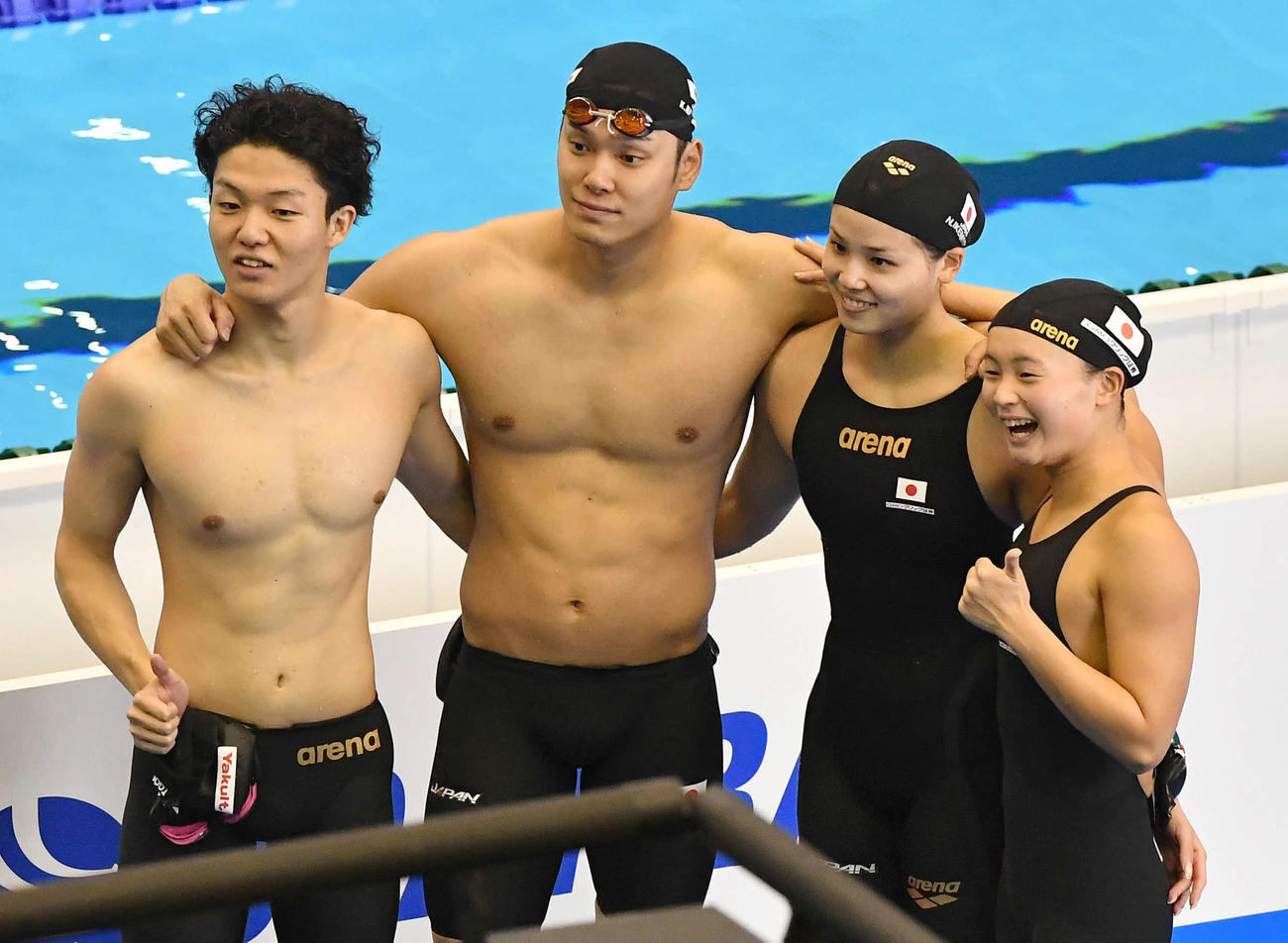 世界水泳2023福岡大会第16日　混合4×100メートルリレー予選、予選を通過し記念撮影する、左から五味智信、中村克、池本凪沙、神野ゆめ（撮影・岩下翔太）